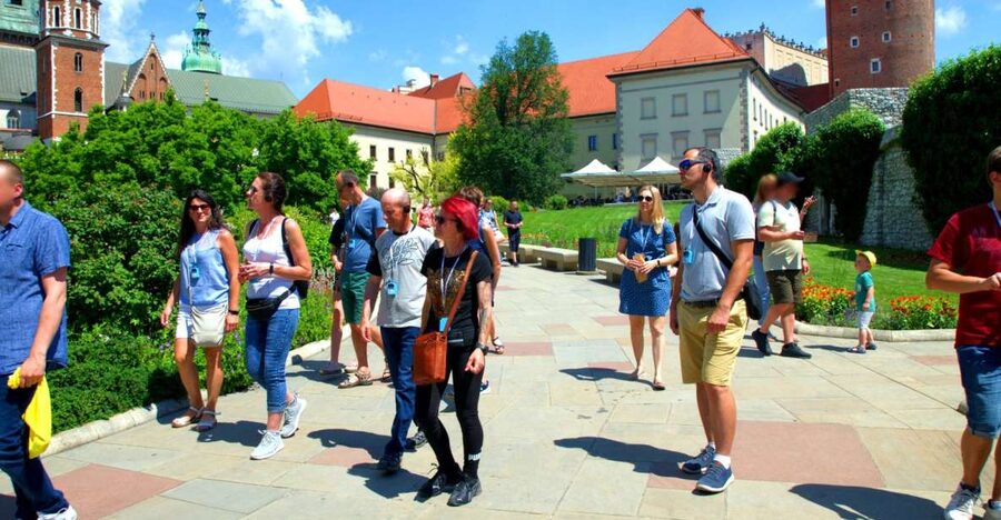 Krakow: Wawel Castle Guided Tour with Entry Tickets - What you see inside the selected exhibition
