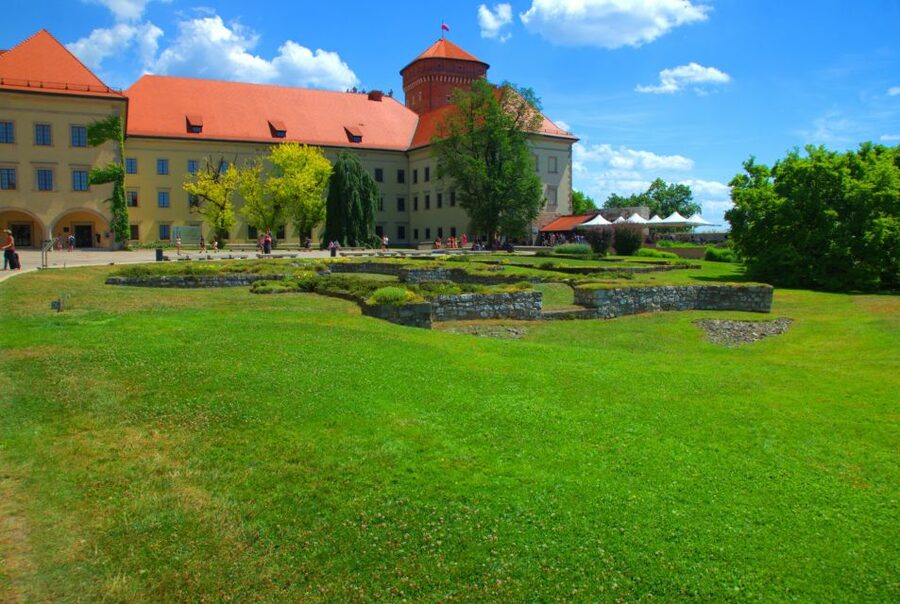 Krakow: Wawel Castle Guided Tour with Entry Tickets - What is not included