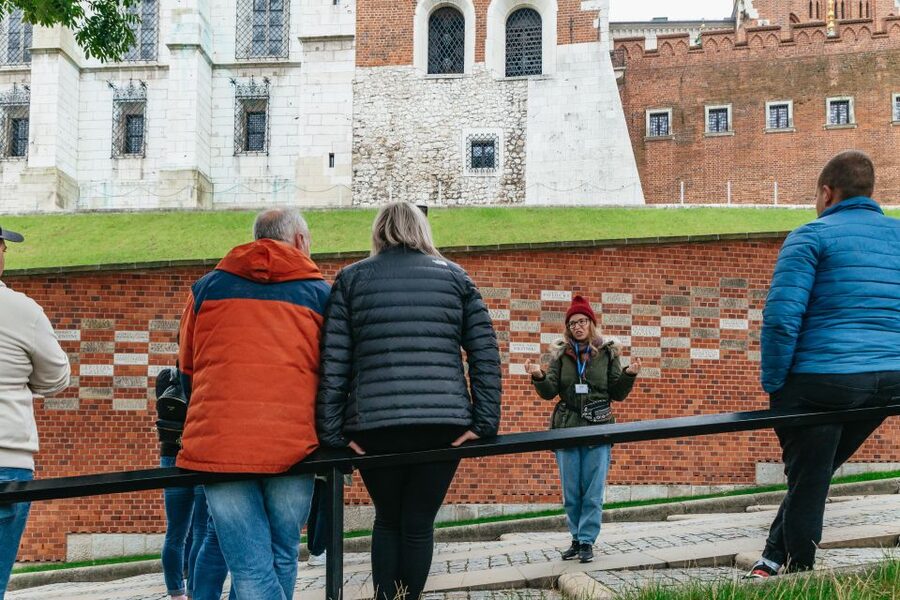 Krakow: Wawel Royal Hill with Optional Castle and Cathedral - The medieval courtyard and Austrian Hospital viewpoint