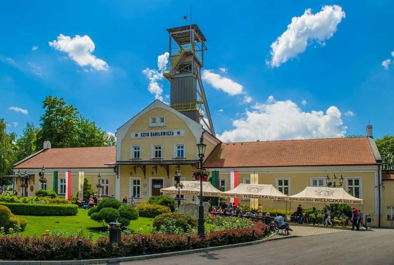 Kraków: Wieliczka Salt Mine Guided Tour with Transfer - Languages, guides, and the human side of the tour