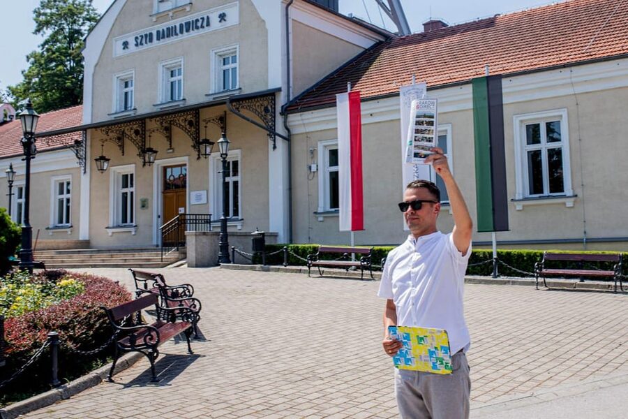 Krakow: Wieliczka Salt Mine Skip-the-Line Live Guided Tour - The first descent: 380 steps and a change of scale