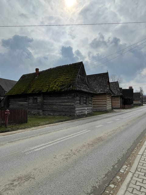KRAKOW ZAKOPANE TOUR CABLE CAR THERMAL BATHS & HOTEL PICKUP - Tasting oscypek over an open fire