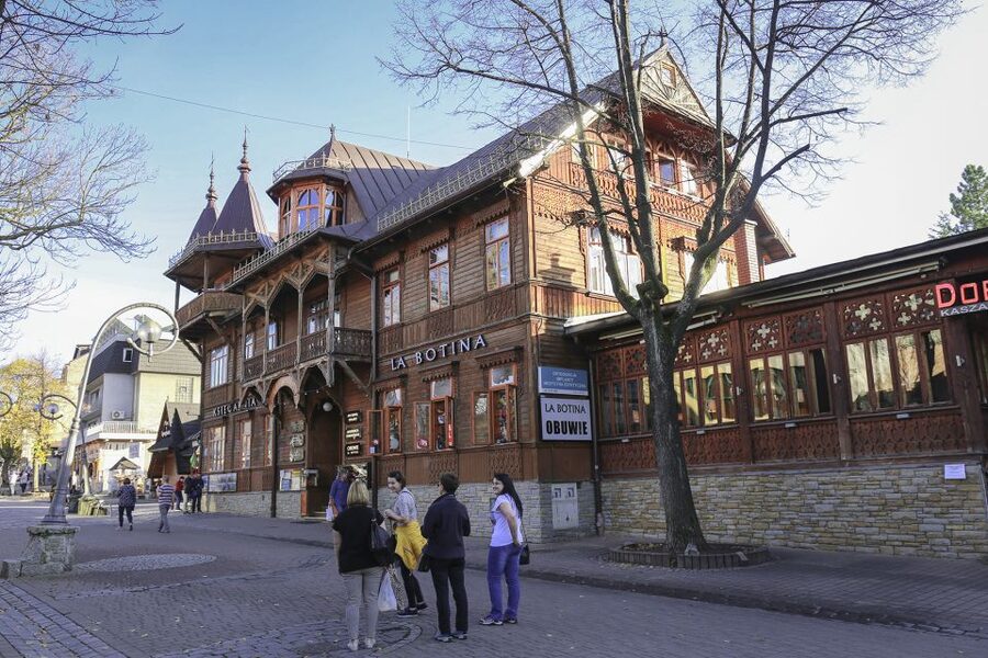 Kraków: Zakopane Tour, Thermal Pools & Hotel Pickup Options - Tasting smoked cheese and local vodka