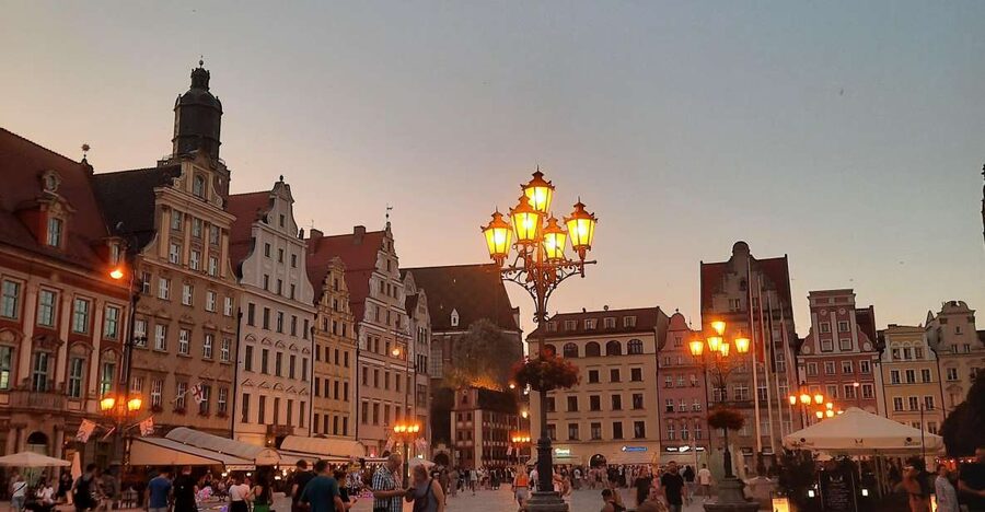 Legends of Old Town 1 Hour Walking Tour in Wroclaw (English) - Meeting Papa Dwarf beside Café Barbara