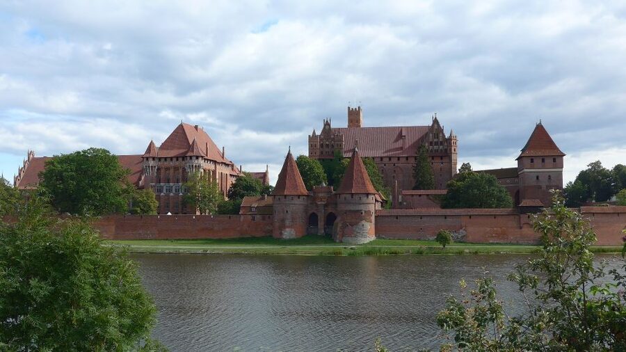Malbork Castle Tour: 6-Hour Private Tour - Is $355 per person a fair price?