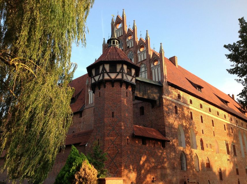 Malbork Castle Tour: 6-Hour Private Tour - Armor, weapons, and stories of battle