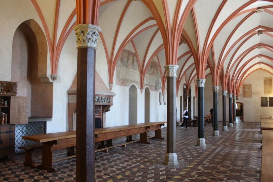 Malbork Castle Tour: 6-Hour Private Tour - Guide languages and the human side of the tour