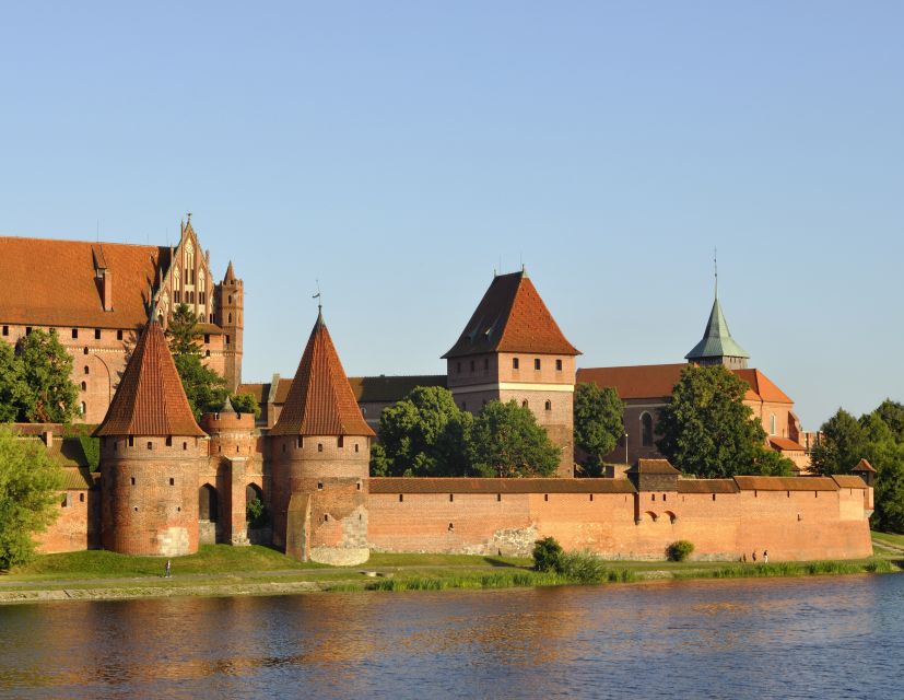 Malbork Castle Tour: 6-Hour Private Tour - Entering the Teutonic Knights’ fortress