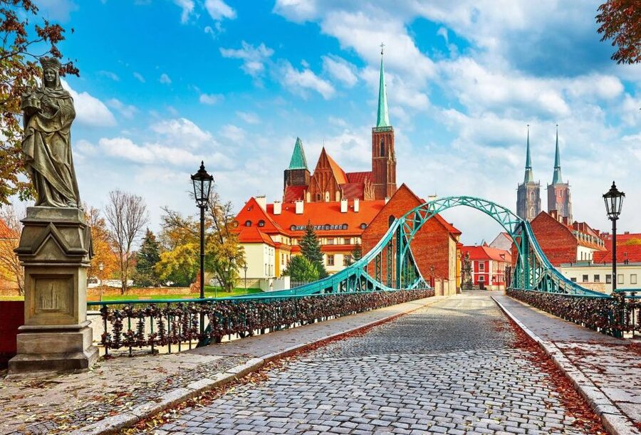 Oder river cruise and walking tour of Wroclaw - Meeting your guide and reaching the harbor
