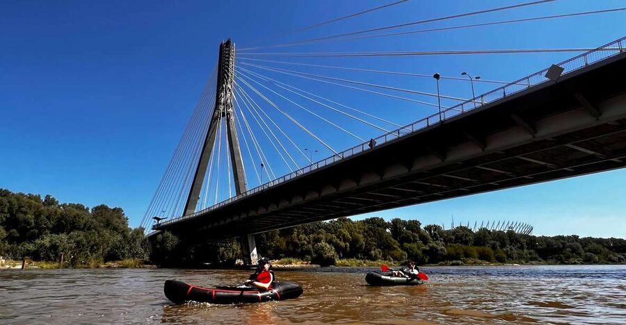 Packrafting kayaking guided tour Vistula river Warsaw Poland - Learning the current before the city opens up