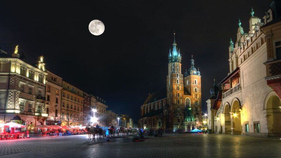 Private Krakow Tour: St. Mary’s, Cloth Hall & More - The Main Market Square and the Cloth Hall