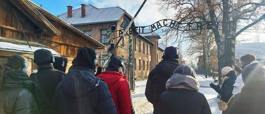 RoundTrip from Krakow to Auschwitz + Entrance Tickets - Pickup in Krakow and the 1.5-hour drive