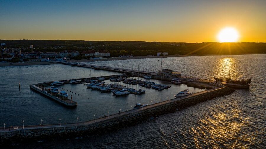 Sopot: Sunset Yacht Cruise with Welcome Drink - The Gdynia Direction: Orłowo’s Cliffs and Pier
