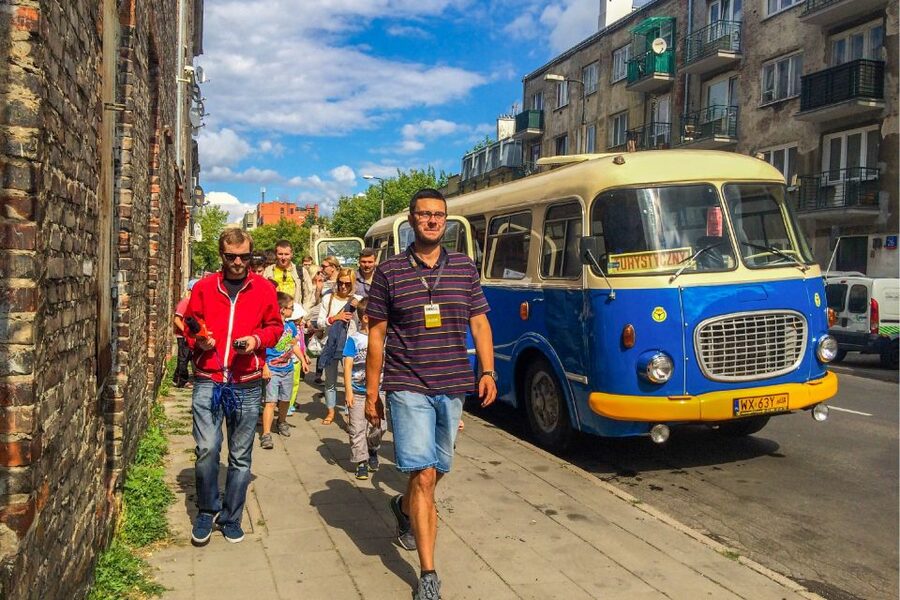 Warsaw: 2.5-Hour Dark Side - Praga District by a Retro Bus - Meeting the retro bus at the Palace of Culture