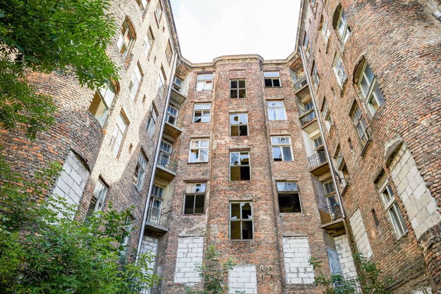 Warsaw: 2-Hour Tour of Daily Life in the Ghetto Warsaw - Umschlagplatz and the machinery of deportation