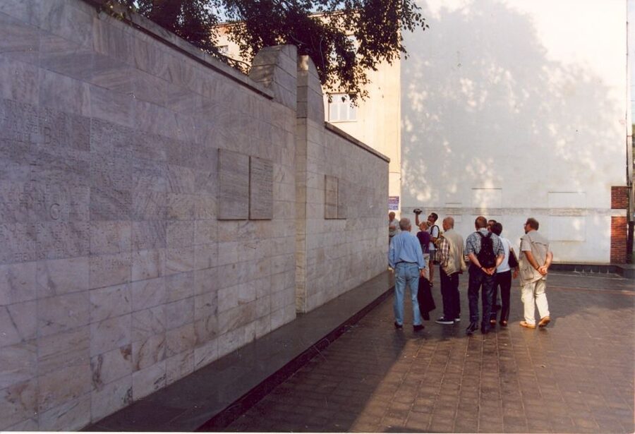 Warsaw: 2-Hour Tour of Daily Life in the Ghetto Warsaw - The surviving synagogue and the major memorials