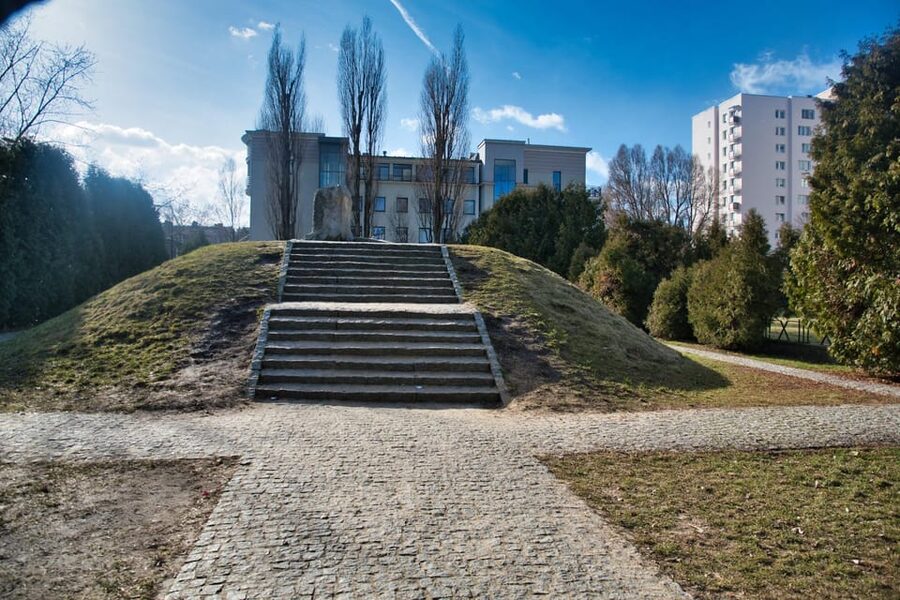 Warsaw: Jewish Heritage & Holocaust Walking Tour - Key points at a glance