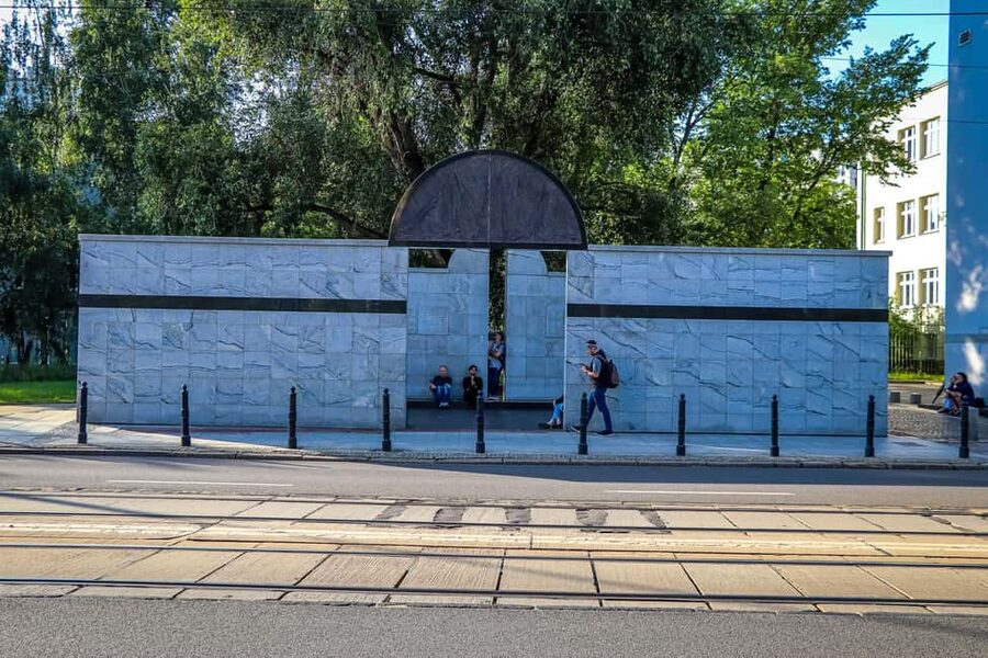 Warsaw: Jewish History Guided Walking Tour in English - Nożyk Synagogue and the Jewish life that survived