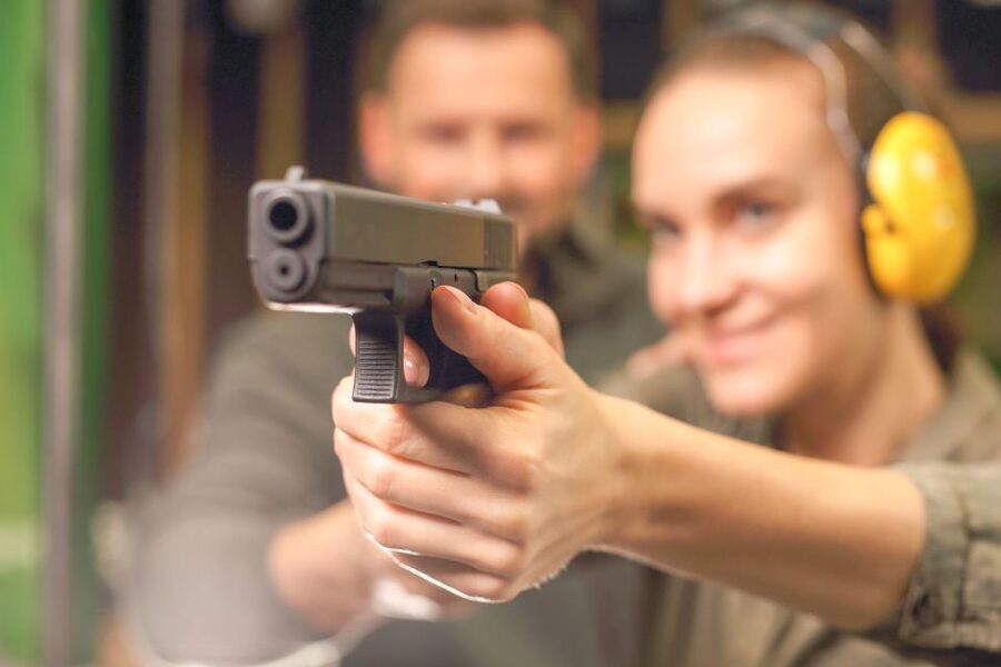 Warsaw: Shooting Range - Choosing between a Glock, AK-47, and more
