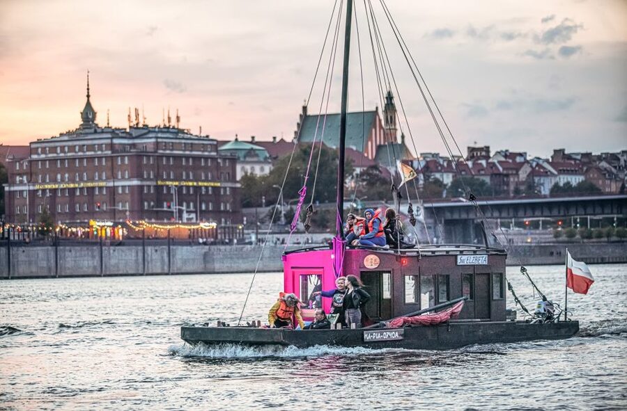 Warsaw: Traditional Galar Cruise on The Vistula River - Old Town, Royal Castle, and the best photo section