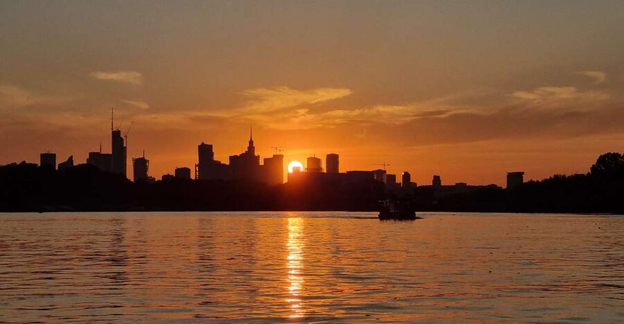 Warsaw: Vistula River Sunset Cruise with Welcome Drink - Finding the boat at the Mermaid Monument
