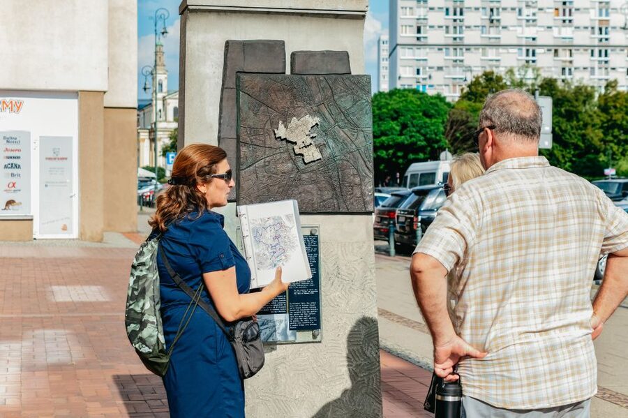 Warsaw: Warsaw Ghetto Private Walking Tour with Hotel Pickup - The Warsaw Ghetto Uprising in its own setting