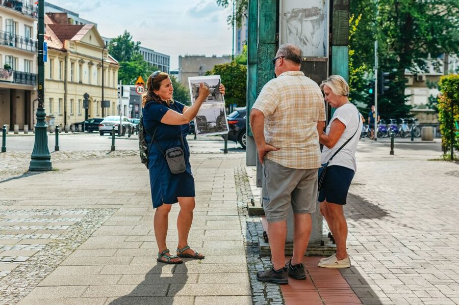 Warsaw: Warsaw Ghetto Private Walking Tour with Hotel Pickup - The guides make the difference