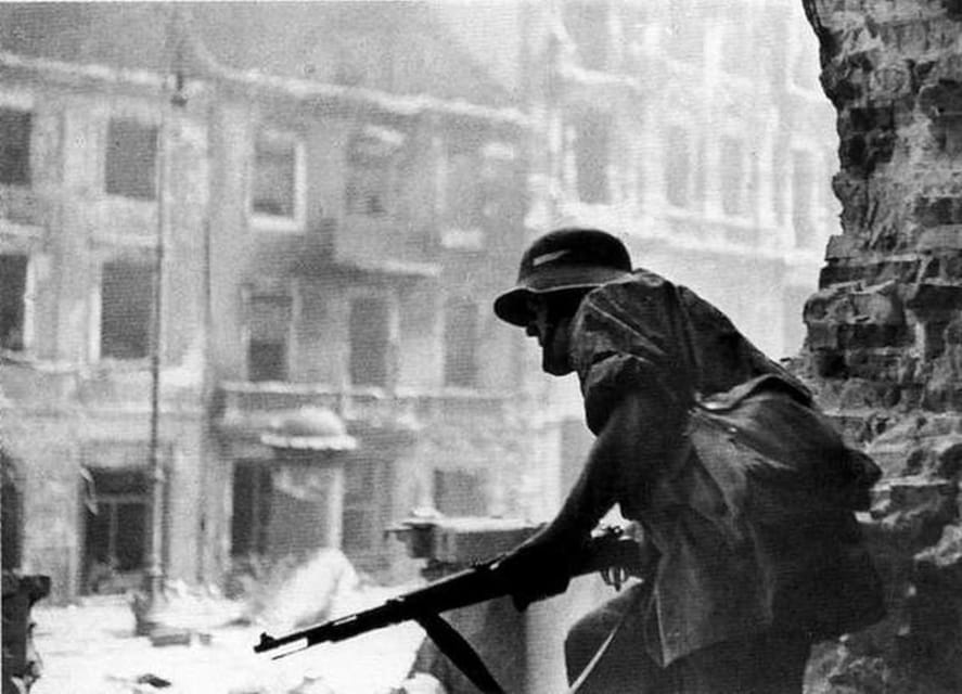 World War 2 in Warsaw walking tour in English - The Tomb of the Unknown Soldier and a living city