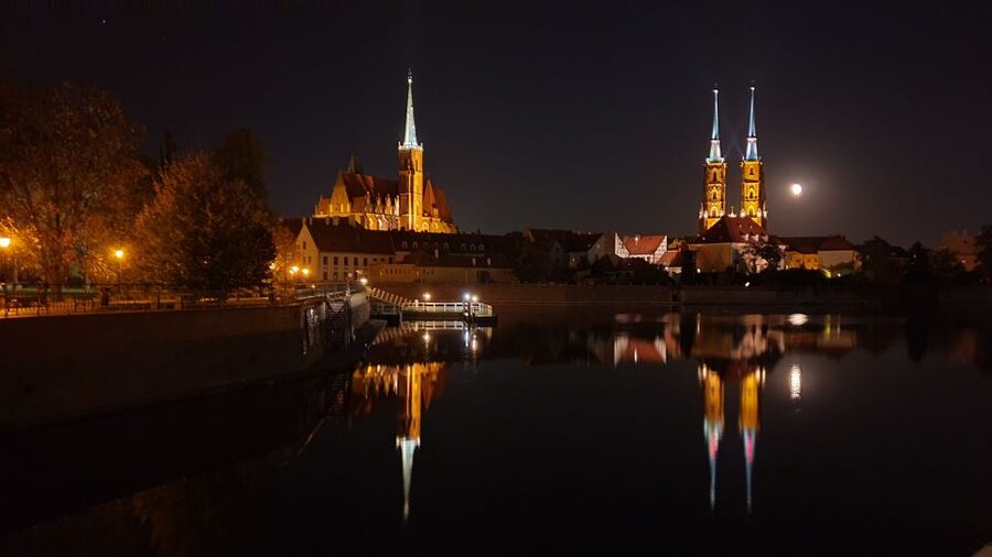 Wroclaw: Guided City Night Tour (2 hours) - Why Wroclaw works so well after dark