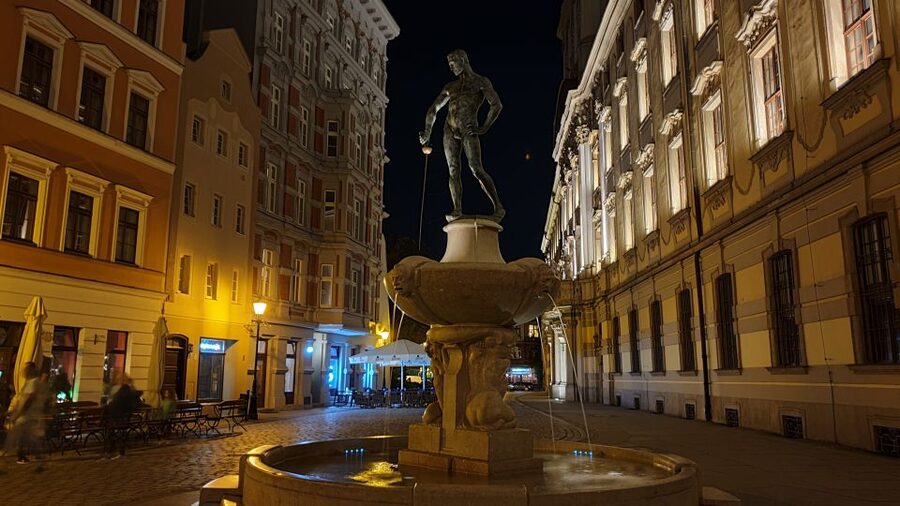 Wroclaw: Guided City Night Tour (2 hours) - The optional night gondola ride