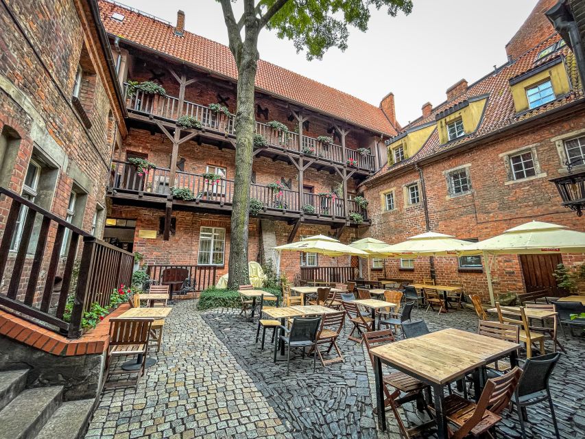 Wrocław: Old Town and Ostrów Tumski Walking Tour in English - Getting the name Wrocław right