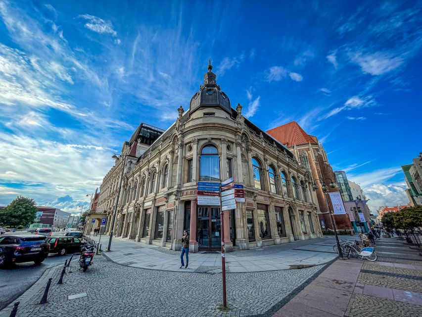Wrocław: Old Town and Ostrów Tumski Walking Tour in English - Reaching Wrocław’s oldest part on Cathedral Island