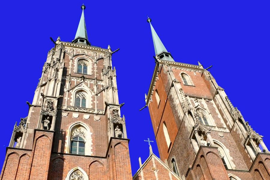 Wroclaw: Private Old Town Guided Walking Tour (2 hours) - Hala Targowa and a Taste of Local Trade